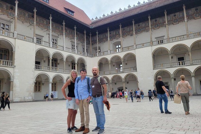 Un bâtiment historique doté de nombreuses arcades et de colonnes, une cour intérieure et des personnes qui s'y promènent. 3