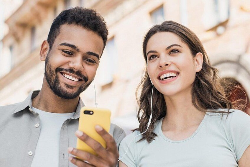 Deux personnes se tiennent côte à côte, et l’une d’elles tient un téléphone intelligent jaune. 4