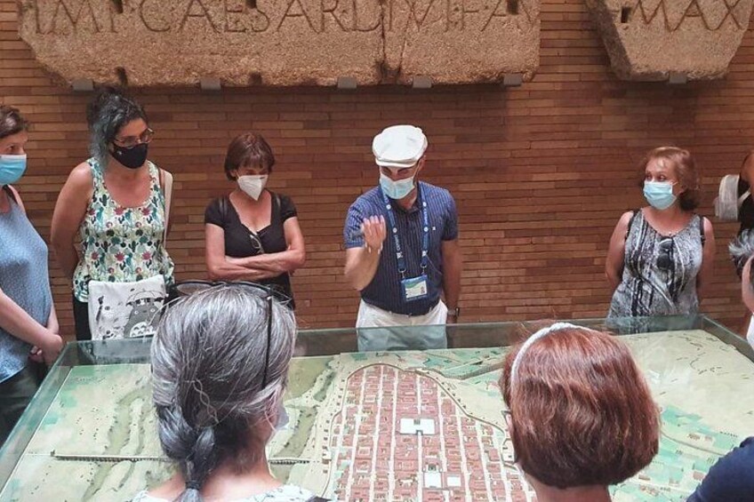 Un gruppo di persone che studia una mappa in un museo. 2