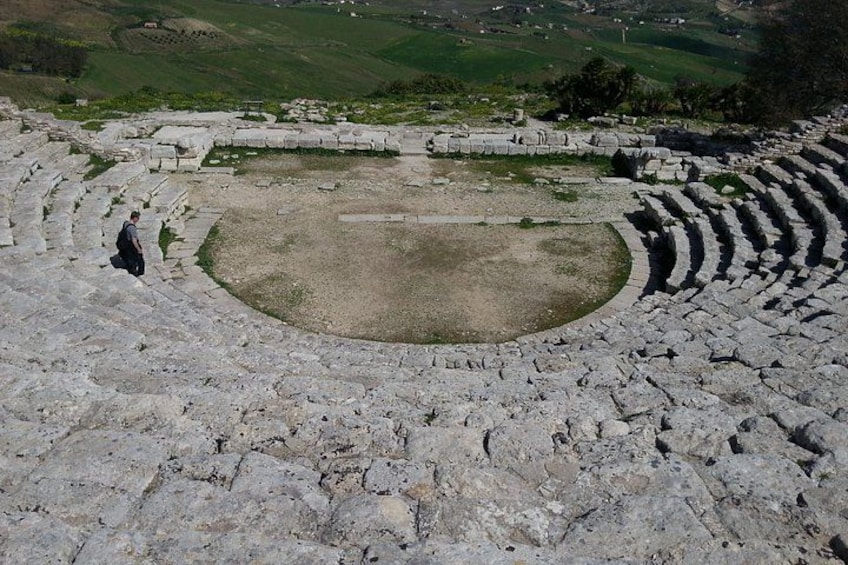 Un amphithéâtre antique doté de gradins en pierre et d’une scène centrale. 2