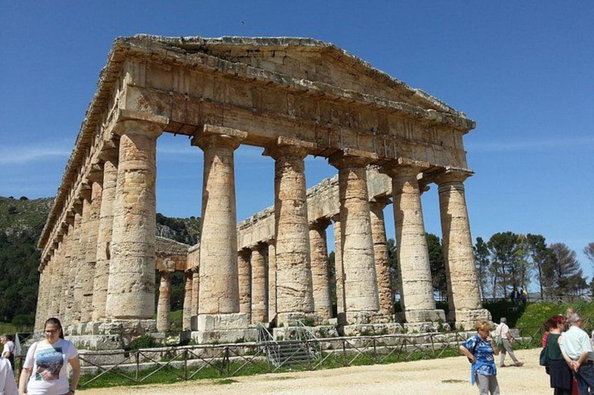 Un ancien temple grec, avec ses colonnes et ses ruines. 1
