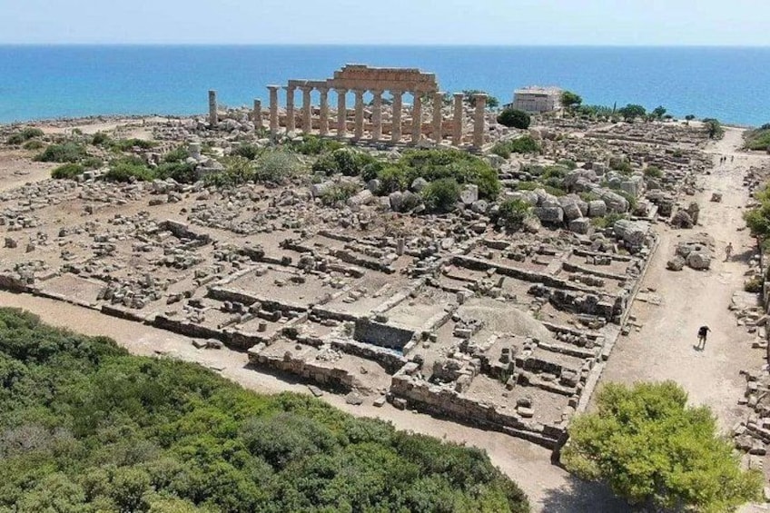 Rovine antiche con colonne e vista aperta sul mare. 2