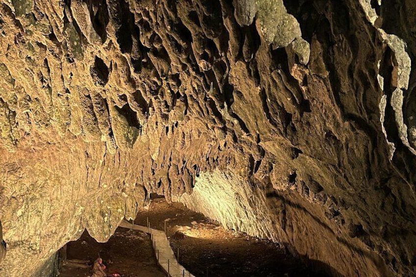 Una cueva con formaciones rocosas escarpadas y un estrecho pasaje. 2