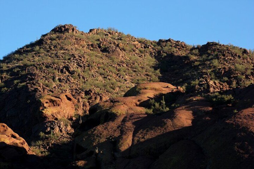 Un paysage montagneux accidenté, caractérisé par un terrain rocheux et une végétation clairsemée. 5