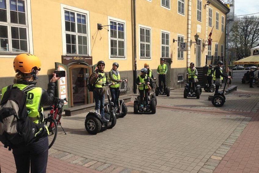 Personer på svævebrædder foran en gul bygning. 1