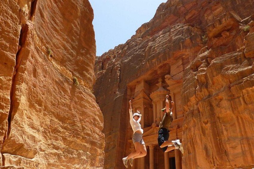 Zwei Personen beim Klettern an einer Canyonwand. 4