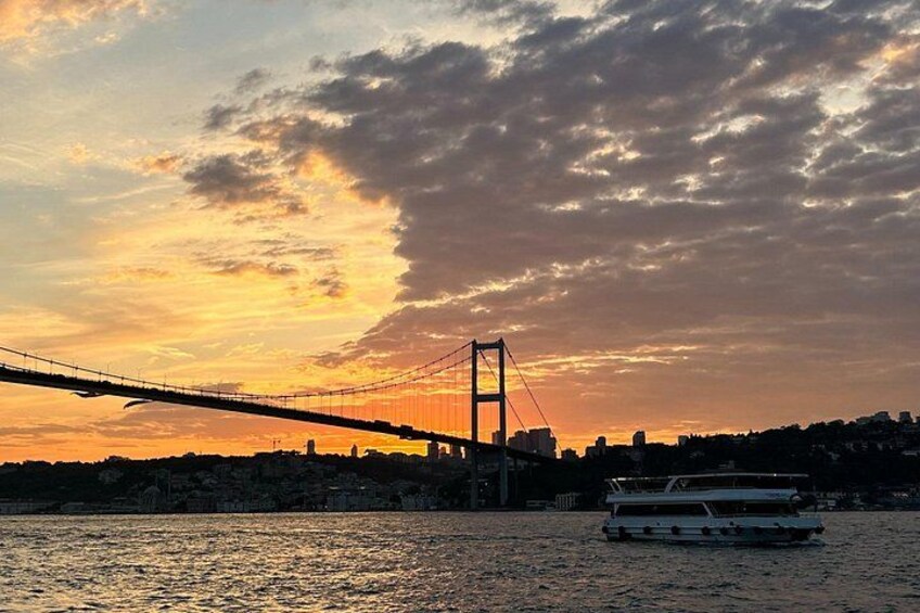 Bosphorus Explorer: 2-Hour Cruise Throughout the Day 2