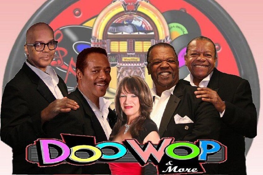 Un groupe de personnes posant devant un décor coloré, avec l'inscription « DoWOP More ». 3