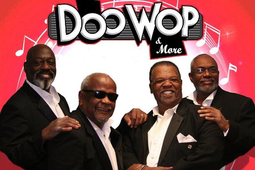 Quatre hommes en costume posent devant une enseigne indiquant « Doo Wop a More ». 2