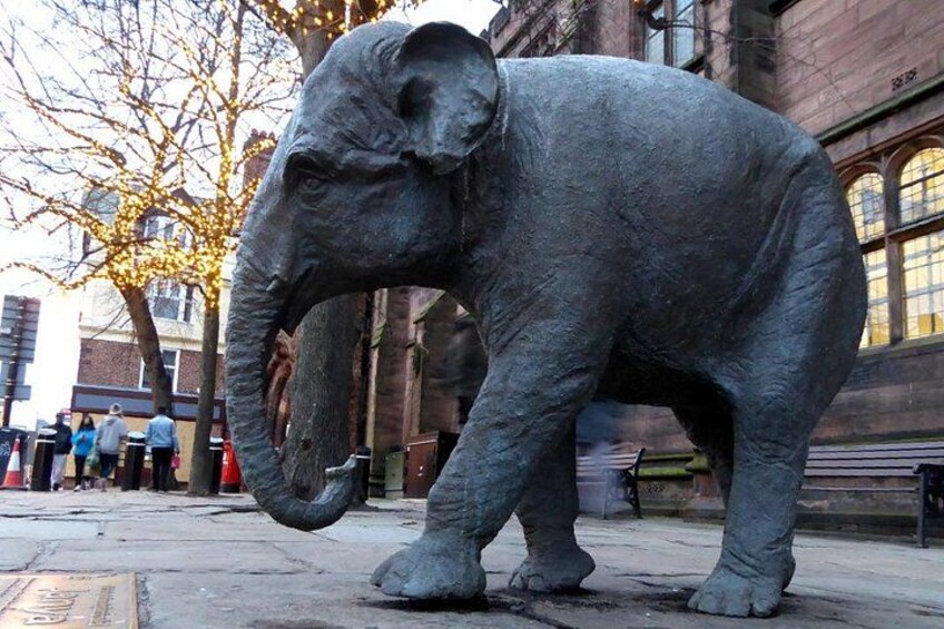 Una grande statua di un elefante in una strada cittadina. 3