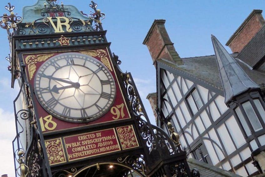 Una torre dell'orologio con numeri romani ed elementi decorativi. 4