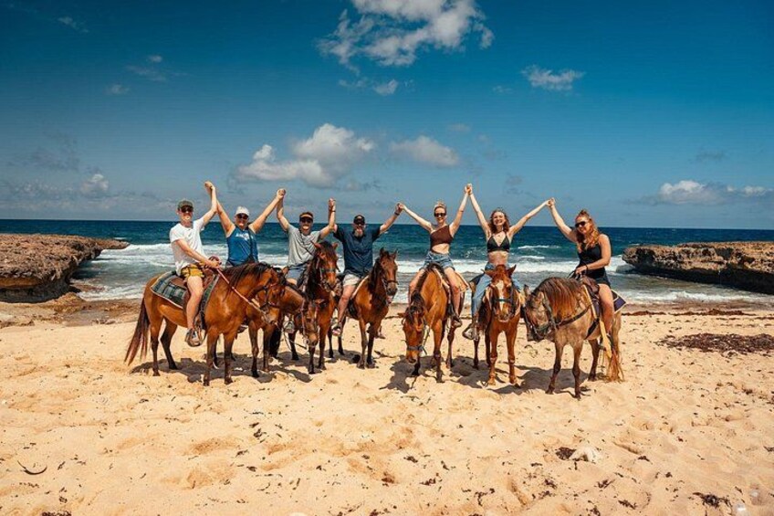Urirama Beach in Aruba is the perfect spot for breathtaking beach and horse photos. With clear waters and soft sand, it’s a stunning backdrop for unforgettable horseback moments. 1