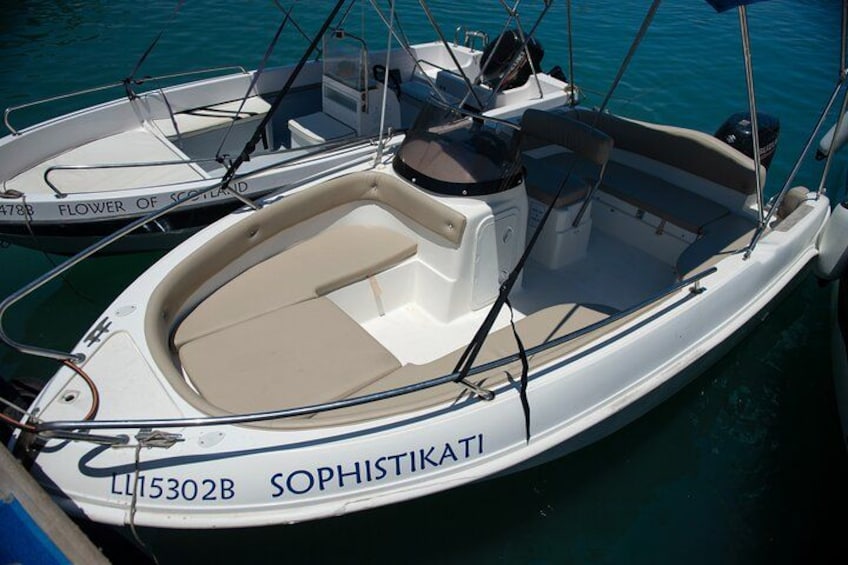 Un velero blanco llamado 'SOPHISTIKATI' amarrado en un puerto deportivo. 1