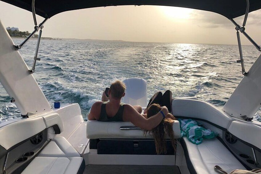 Une personne se trouve sur un bateau, accompagnée d’un chien, avec de l’eau tout autour et une côte visible au loin. 5