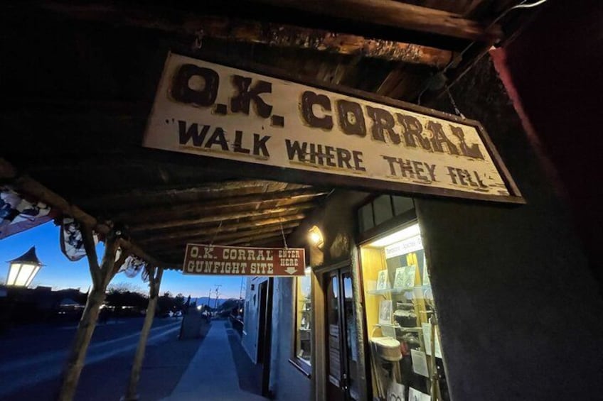 En gatukylt som visar vägen till O.K. Corral, platsen för en berömd duell. 1