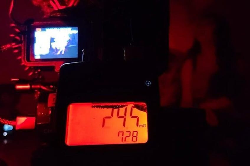 Eine Digitalkamera mit einem Display, das '28' anzeigt, und einem kleinen Bildschirm mit einem unscharfen Bild. 5