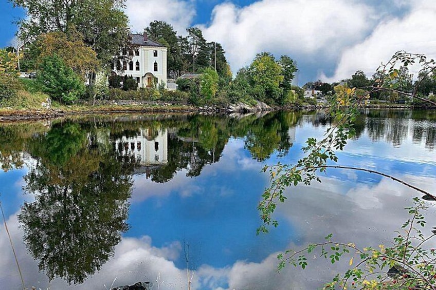 Una casa junto a un lago tranquilo con reflejos nítidos. 3