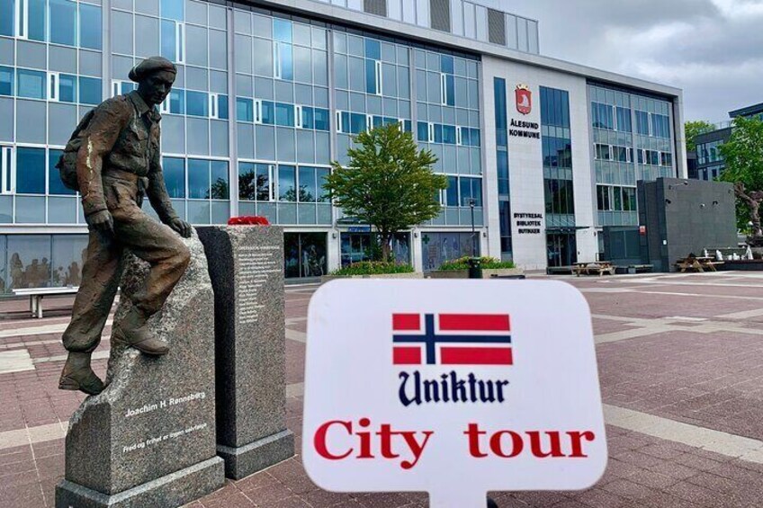 Meeting place: the statue of Joachim Rønneberg at the Råd Hus/ Town Hall, Keiser Wilhelms street 11.