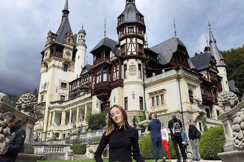 Un edificio histórico con múltiples torres y un gran reloj. 5