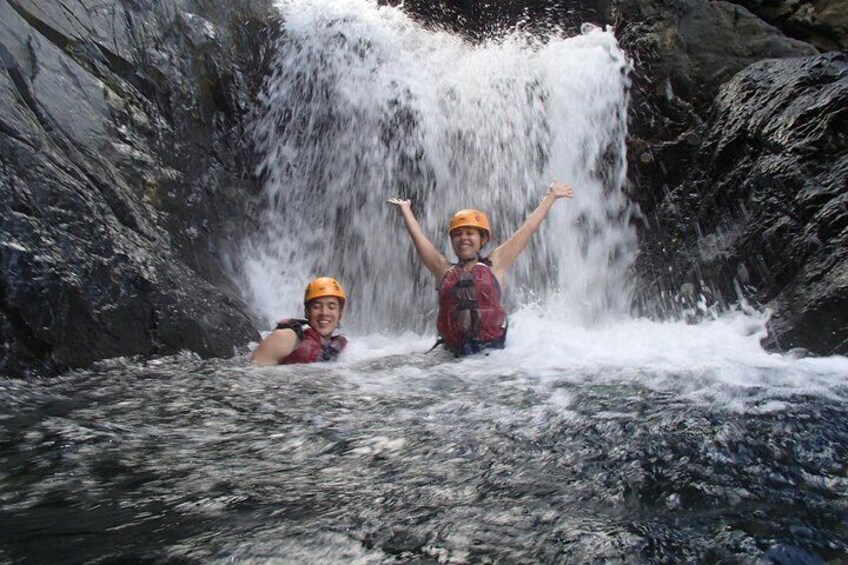 Due persone in un fiume con una cascata. 3