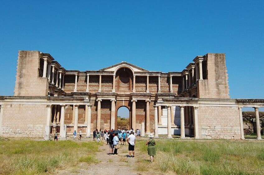 Een oud Romeins amphitheater met zuilen en een boog. 1
