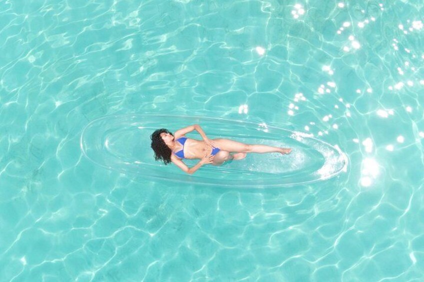 Una persona flota sobre la superficie del agua en una piscina. 2