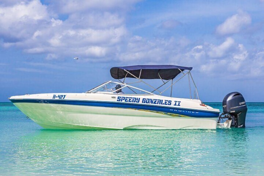 Un bateau nommé « Speedy Gonzales II » naviguant sur des eaux turquoise et calmes. 5