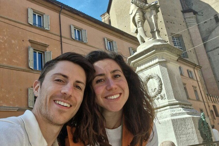 Una coppia di fronte a un edificio con una statua. 3
