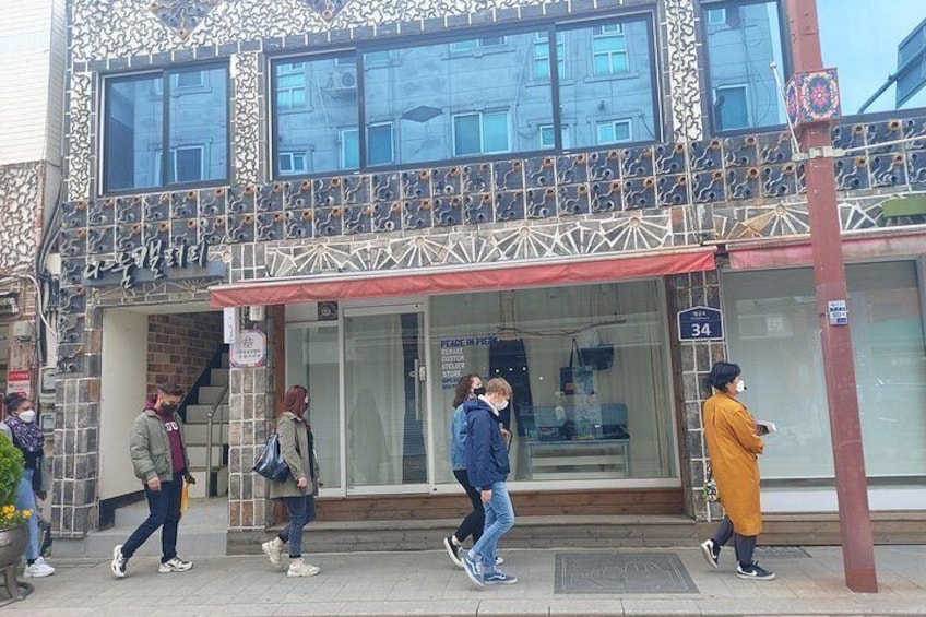 Walking through 'Hanggoong-gil'. 3