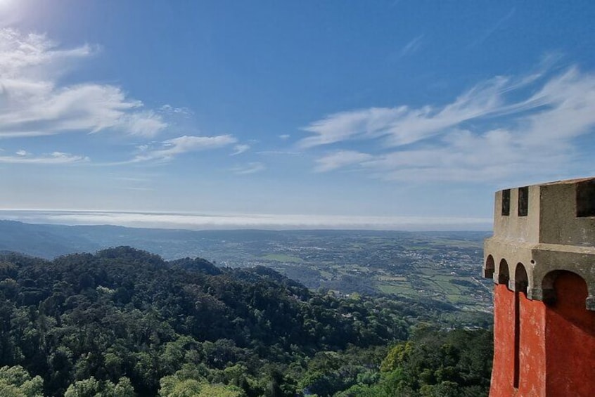Un paysage montagneux avec une structure rouge sur la droite. 5