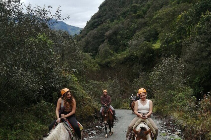 2 Hours Small-Group Horseback Riding Experience in Banos