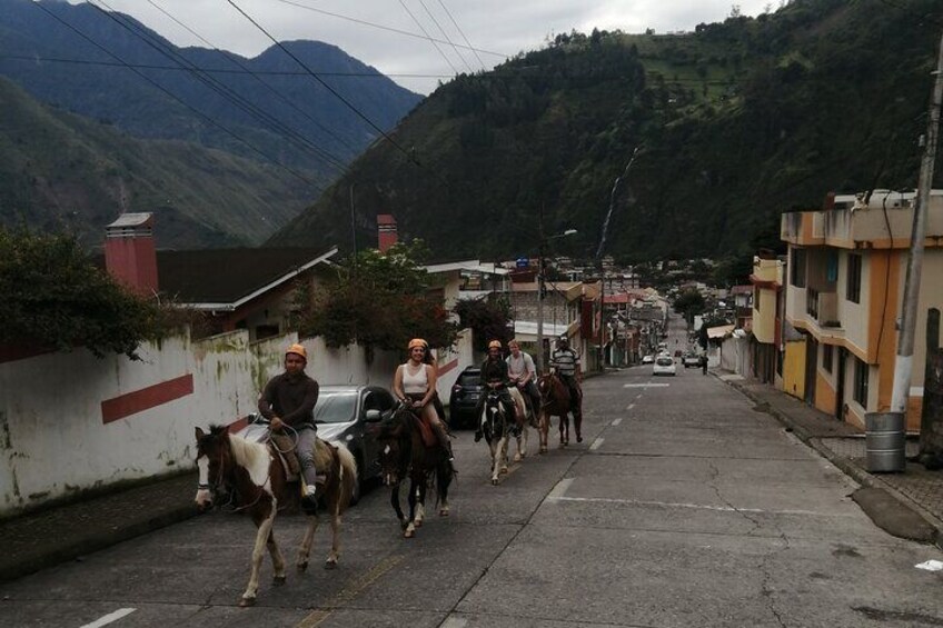 2 Hours Small-Group Horseback Riding Experience in Banos