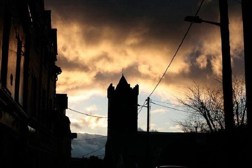 Die Silhouette eines Turms vor einem dramatischen Himmel. 5