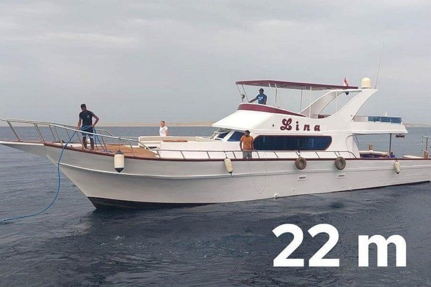 Un barco llamado 'Lina' de 22 metros navegando en aguas tranquilas. 2