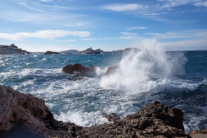 Una costa rocosa con olas rompiendo contra las rocas. 1