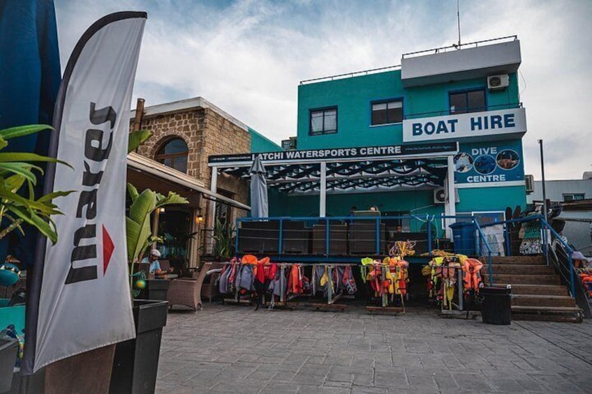 Un centro deportivo frente al agua con alquiler de embarcaciones, escuela de buceo y diverso equipo para deportes acuáticos. 5