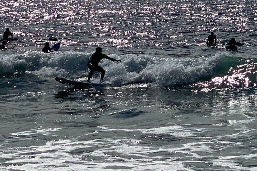 Un surfeur chevauchant une vague dans l’océan. 5