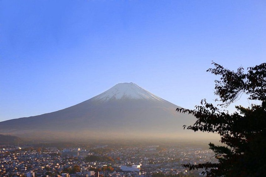 Una montaña con una ciudad al frente. 2