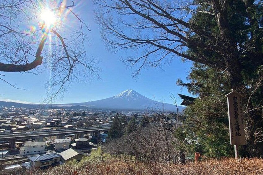 Vista del Monte Fuji, con un pueblo en primer plano y un cielo despejado. 5