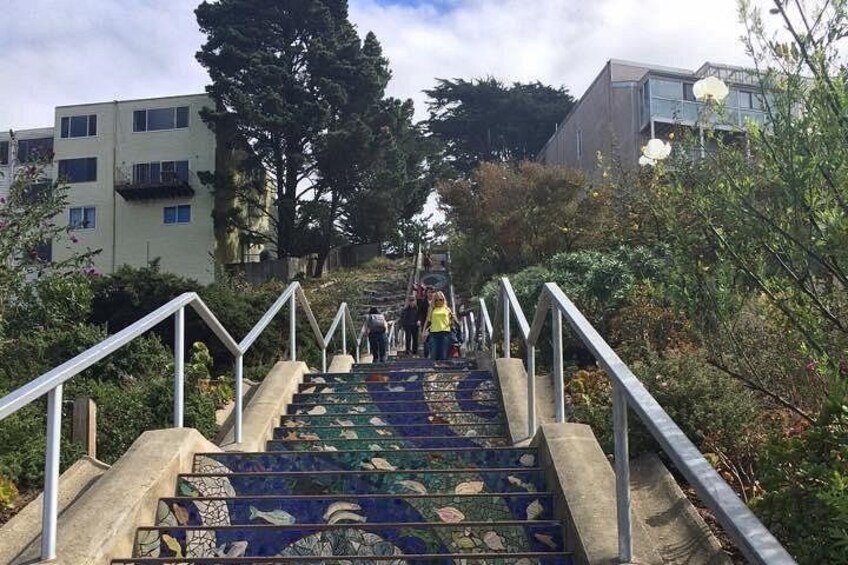 Un escalier avec des rampes en métal menant à un bâtiment. 2