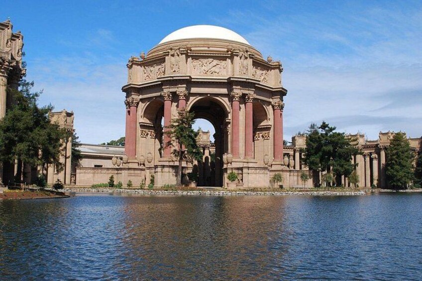 Un grand bâtiment imposant, orné d’une coupole et d’arcades, entouré d’eau et d’arbres. 5