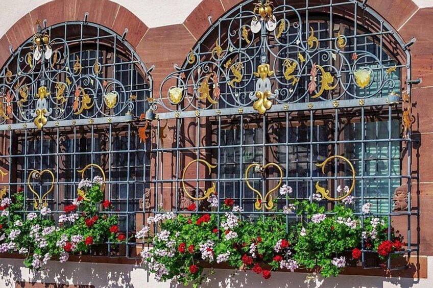 Griglie di ferro ornate con composizioni floreali. 3