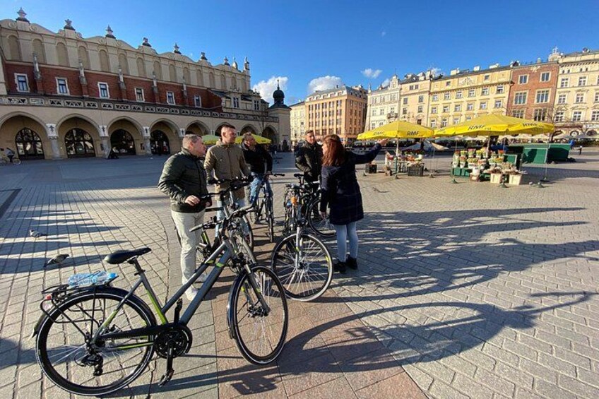 Una plaza pública con bicicletas, gente y zonas de estar al aire libre. 5