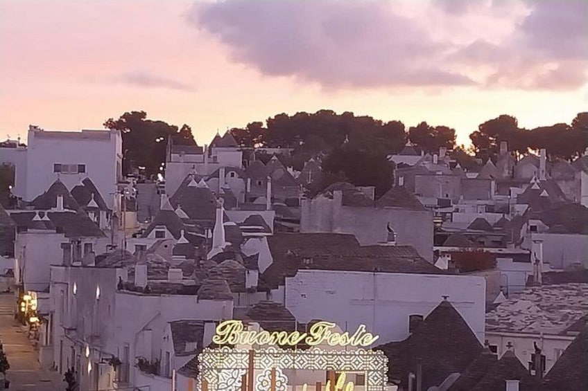 Un pueblo con edificios blancos y un letrero que dice 'BuonFesto'. 1