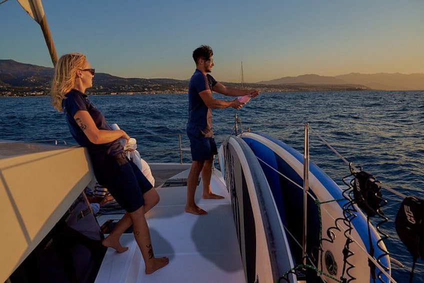 Due persone su una barca con vista sull'acqua e sulla terraferma in lontananza. 3