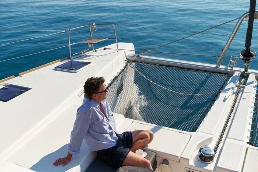 Una persona seduta sul ponte di una barca, che guarda l'acqua. 4