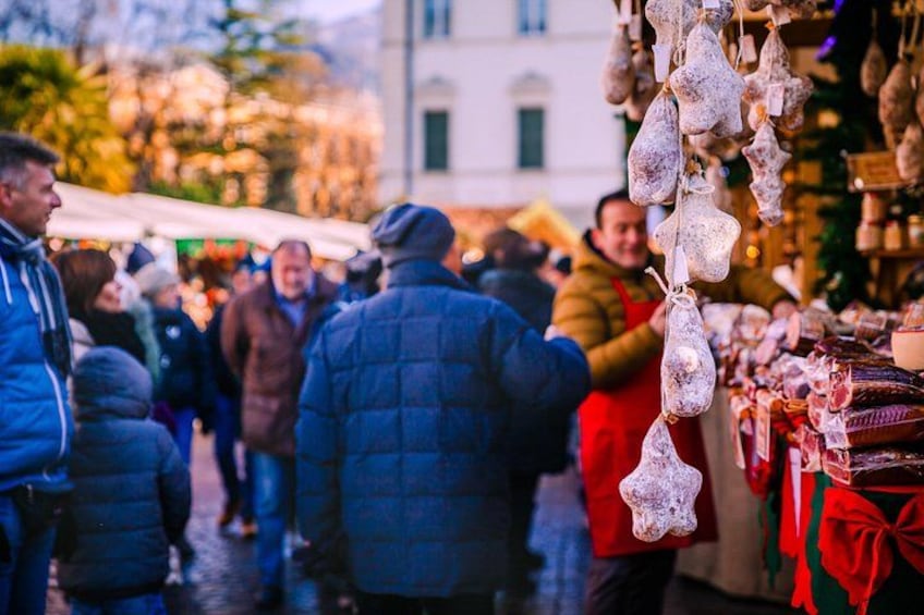 Un marché animé en plein air, où les gens flânent et les vendeurs proposent leurs produits. 4