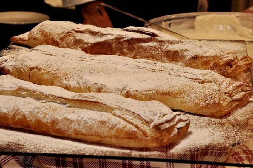 Un plateau de pâtisseries saupoudrées de sucre glace. 2