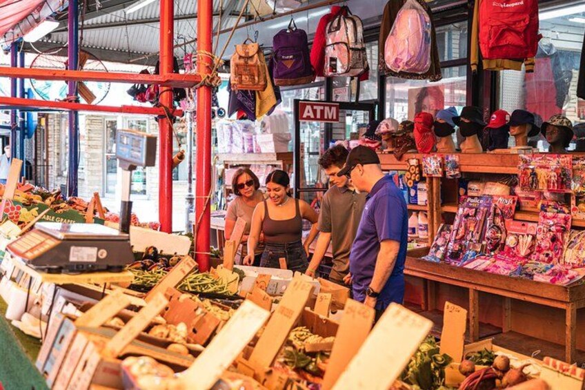 Un mercado con cajas de madera, cajeros automáticos y diversos artículos a la venta. 2