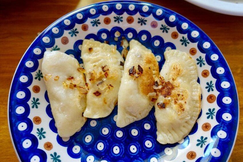 Un plato de dumplings con un diseño azul y blanco decorativo. 2